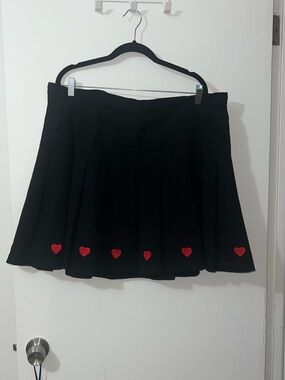 Black pleated cotton skirt with embroidered hearts size 1x